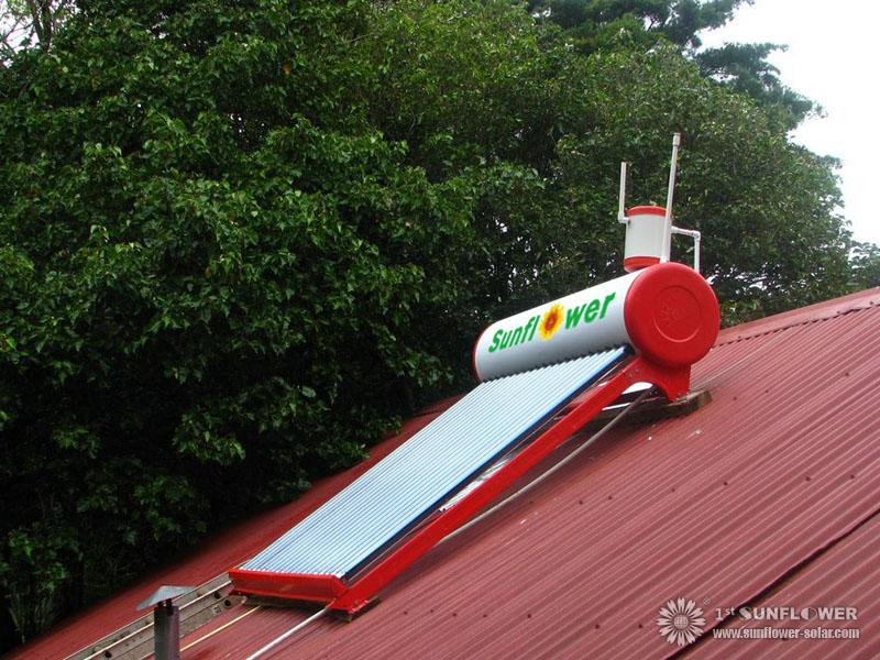 No a presión calentador de agua solar para la instalación de techo inclinado